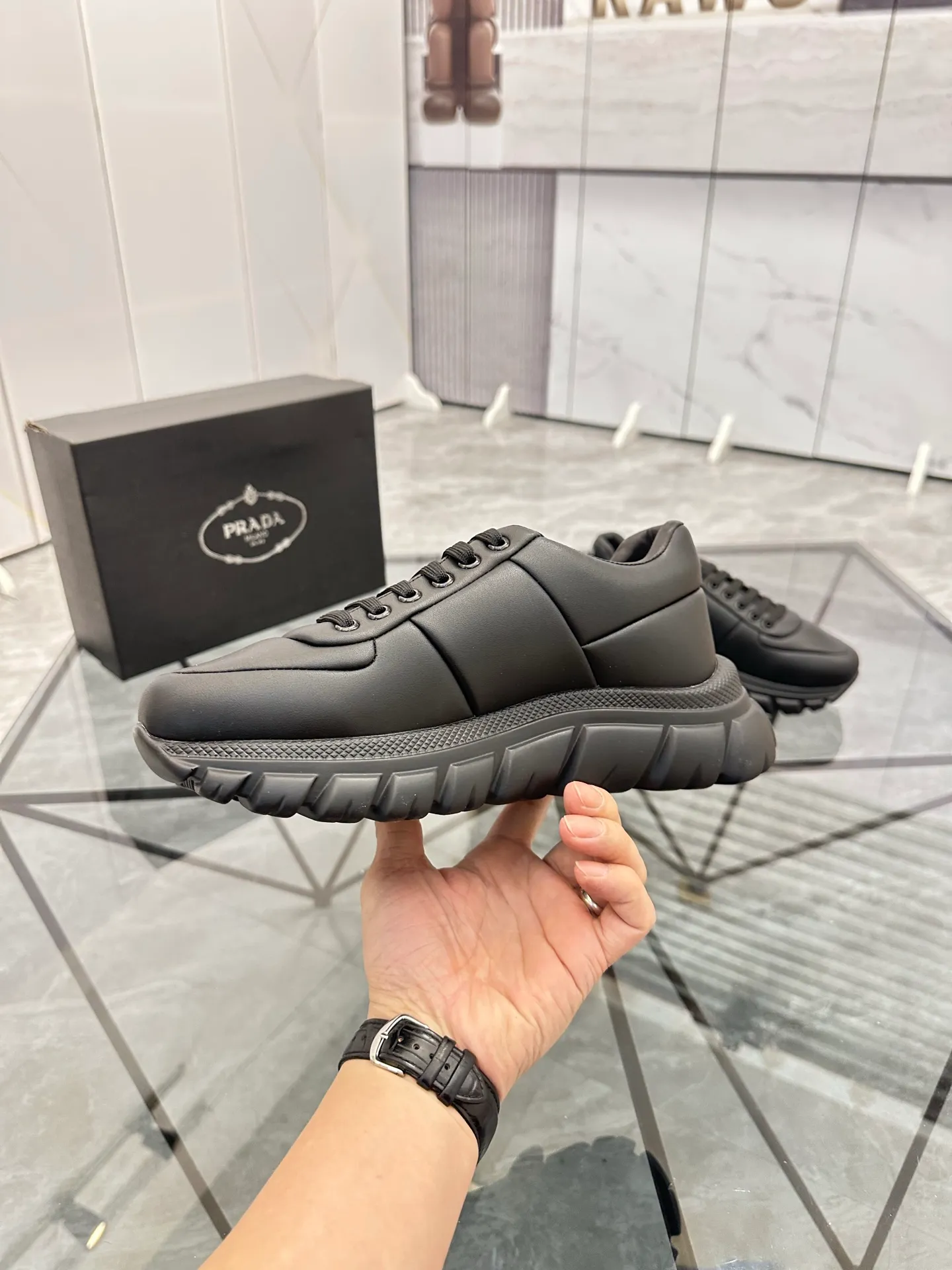 Men's shoes: 💰P460¥ Product trademark: Prada *"Prada*" low-top casual shoes Regular size: 38-44 (can be customized to 45.46) Product materials: imported cowhide upper, sheepskin lining, original outsole. Number: 835